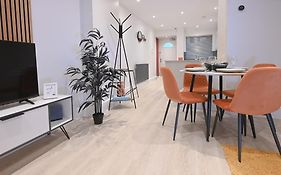 Modern 2 Bed Split Level Maisonette With Parking
